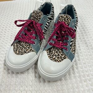 Stylish Leopard Print Sneakers with Pink Laces